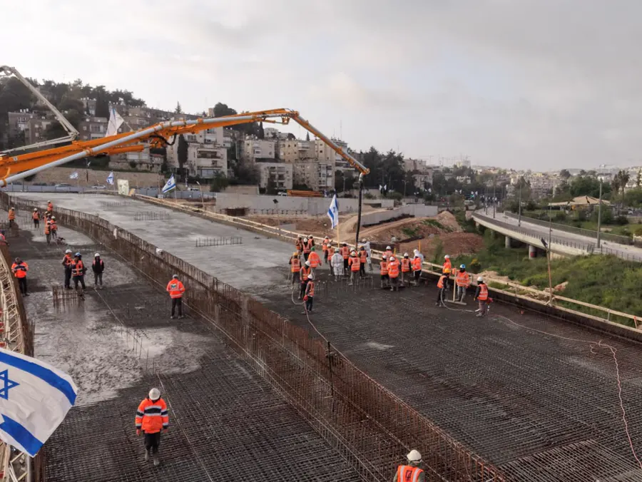 יציקת הגשר בבוקר