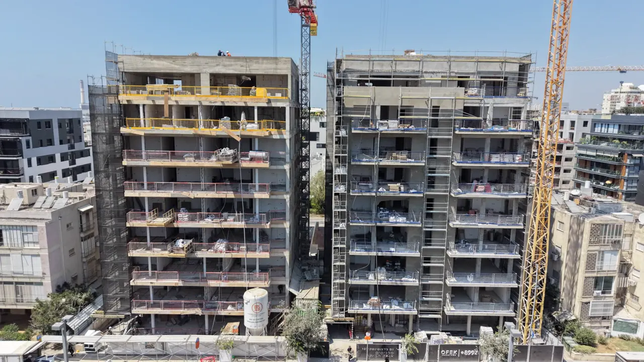 מגדל מגורים, ביקור שלישי