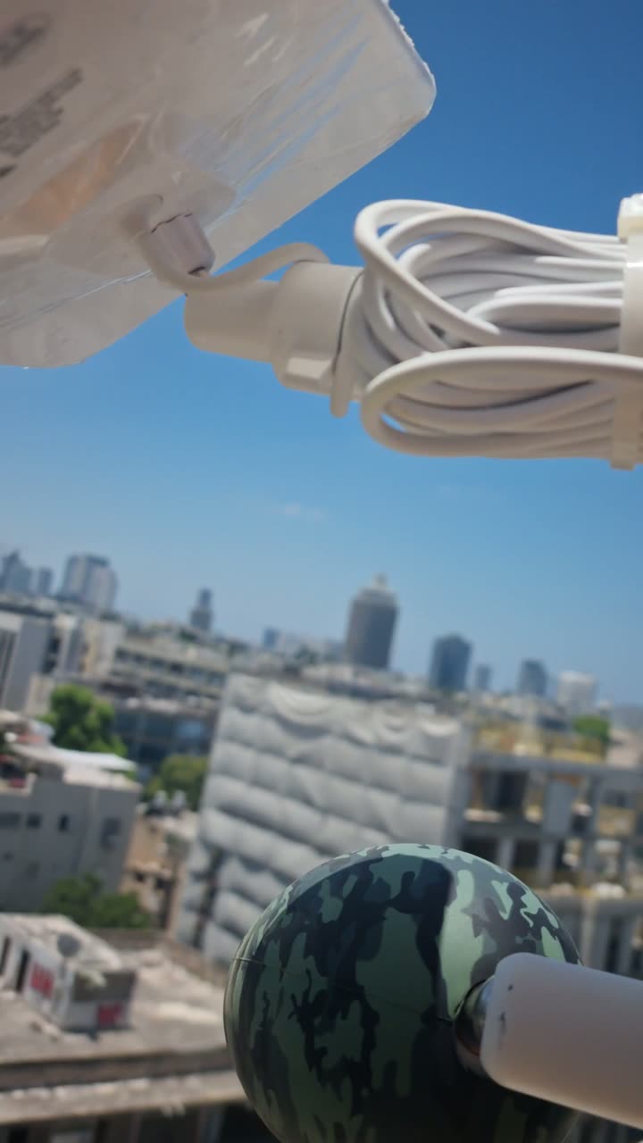 המצלמה מותקנת על זרוע העגורן