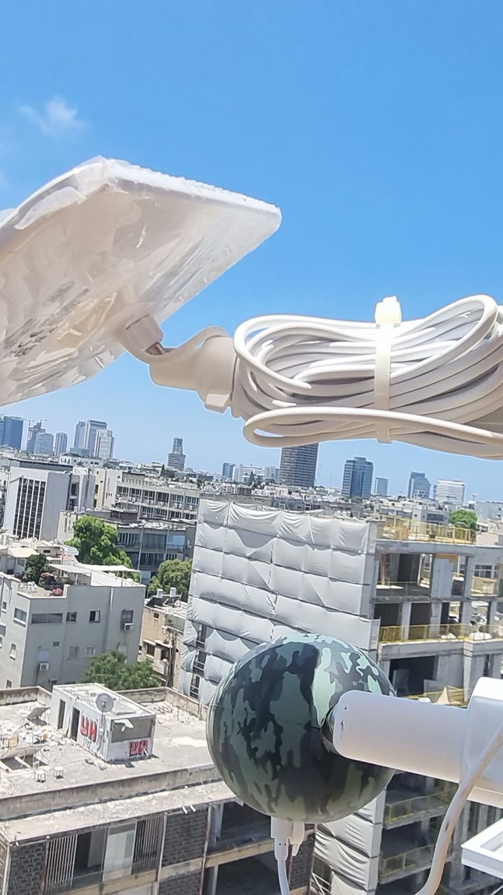 מצלמת טיימלאפס סולארית על מתקן, בלי קידוח